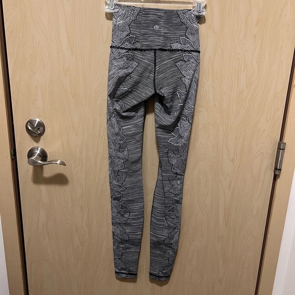 Lululemon Dottie tribe leggings - Picture 1 of 5
